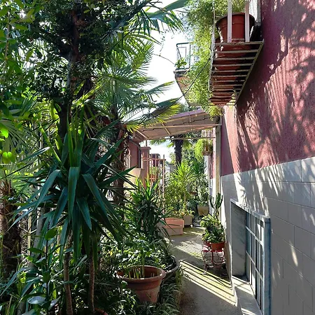 Apartment Red House - Beautiful - Metro M1 Mailand