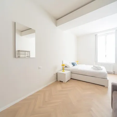 Charming 2-bedroom In Milanese Building Lejlighed