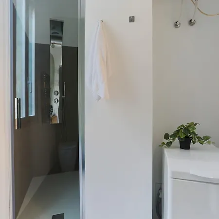 The Rent - Bright One Bedroom With Balcony In Moscova * Milão