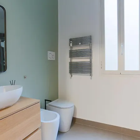 The Rent - Bright One Bedroom With Balcony In Moscova Milão