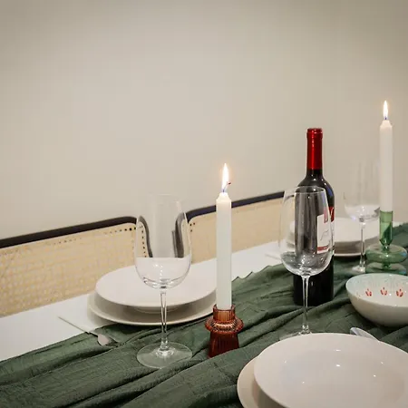The Rent - Bright One Bedroom With Balcony In Moscova * Milão