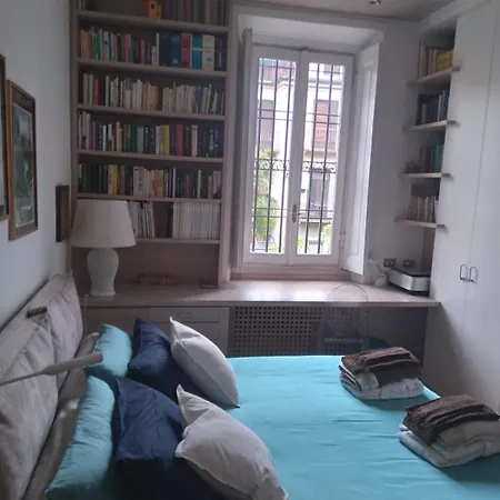 Casa Mari - Free Secure Parking, Breakfast, Private Bathroom, Wifi, Garden, Aircon, 5 Min Walk To Metro And Train Station Bed & Breakfast
