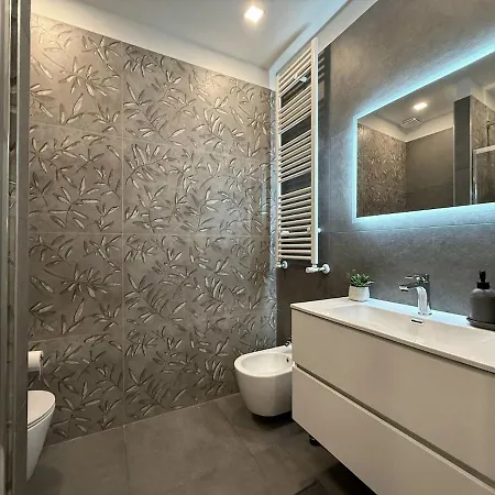 Wide & Bright 2 Bedroom Flat 50m From M4 Station 米兰