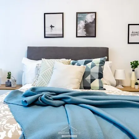 New 4-bed 2-bath Near Duomo And San Siro Milánó
