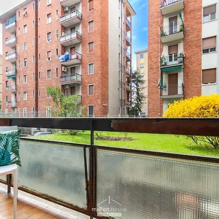 New 4-bed 2-bath Near Duomo And San Siro Apartman
