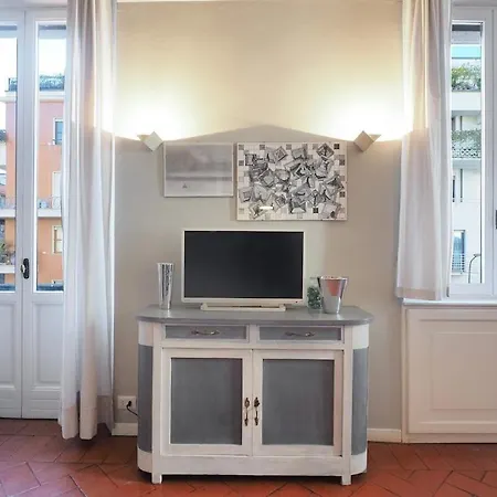 Contempora - Charming One-bedroom Retreat Steps From Life *