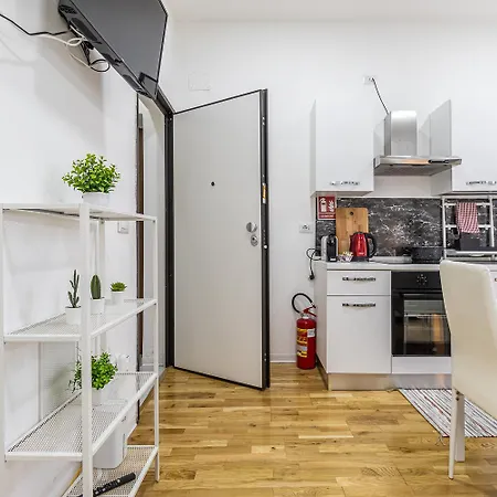 - Parking Nearby And Free Wifi Apartment