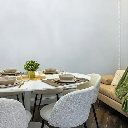 Station, Luxury & Modern With Comfort!