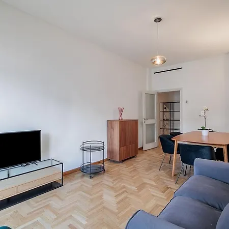 Apartman Station 3 Bedrooms & 2 Bathrooms - B *