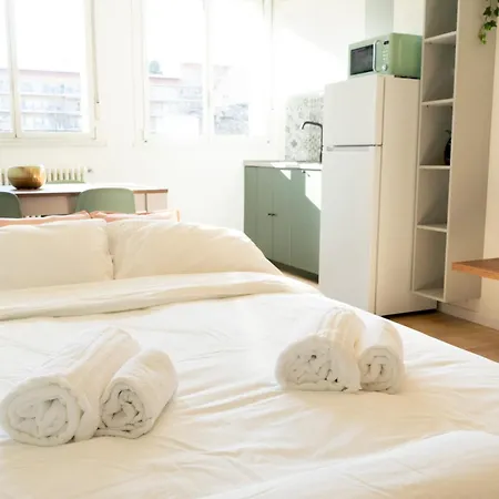 Arcimboldi's Nest - Close To Metro And Train شقة