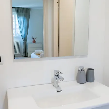 Arcimboldi's Nest - Close To Metro And Train شقة