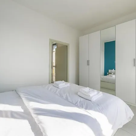 Easy Parking - 5 Min To Metro - Balcony - Quiet דירה *