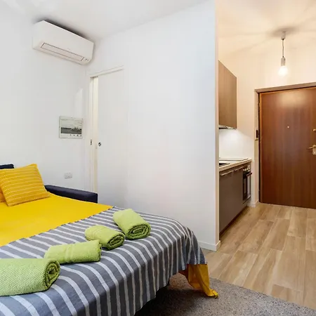 Porta Venezia Comfortable شقة