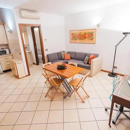Keys Of Italy - Salutati Stylish Bedroom ميلان