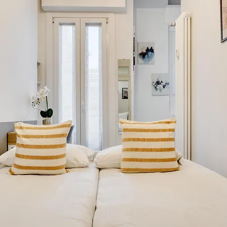 Joivy Chic & Classy Near The Centre Of Apartment