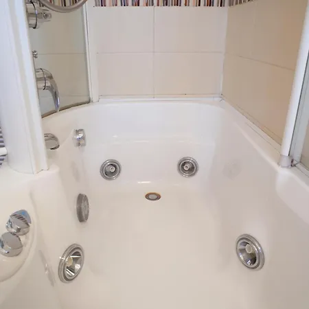 Bright And Comfy In A Beautiful Contemporary