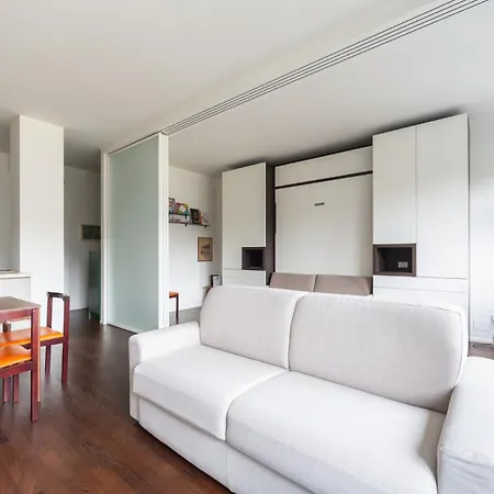 Aparthotel Charming & Bright Near Milan's Fashion District 4*