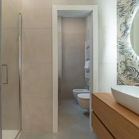 5' From Station, Elegance And Class