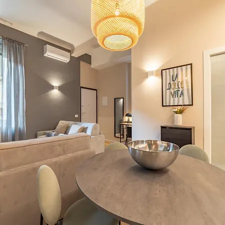 5' From Station, Elegance And Class شقة ميلان