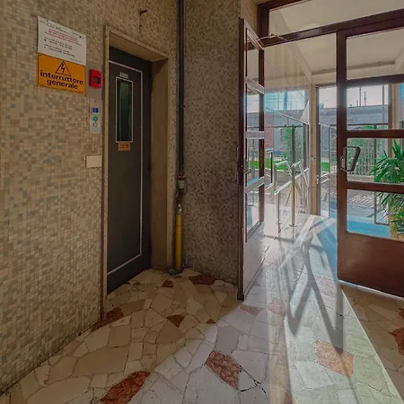 Spacious With Romantic Balcony And 2 Bathrooms Apartment *