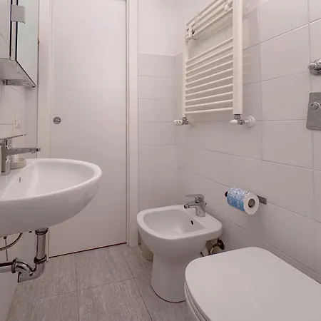 Spacious With Romantic Balcony And 2 Bathrooms