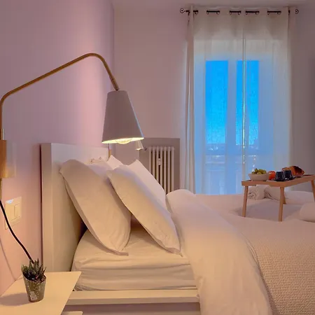 Spacious With Romantic Balcony And 2 Bathrooms