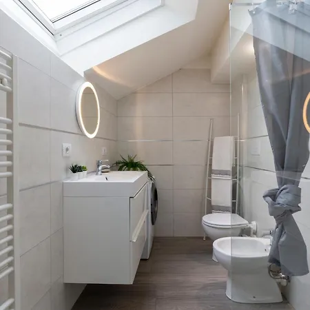 Bright Attic M4 - 2 Bedrooms