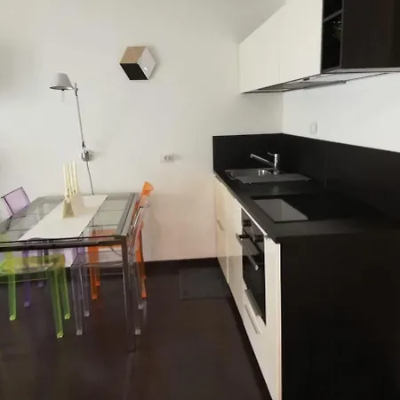 Delightful Two-room In Brera Daire