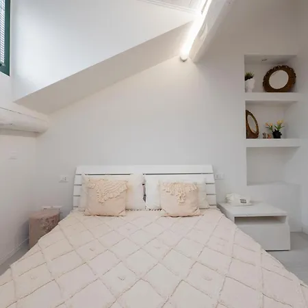 I Host - Jenner 14 Apartment