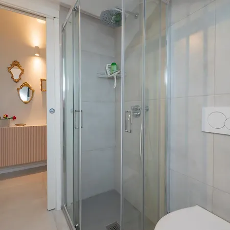 Apartment I Host - Jenner 14 *