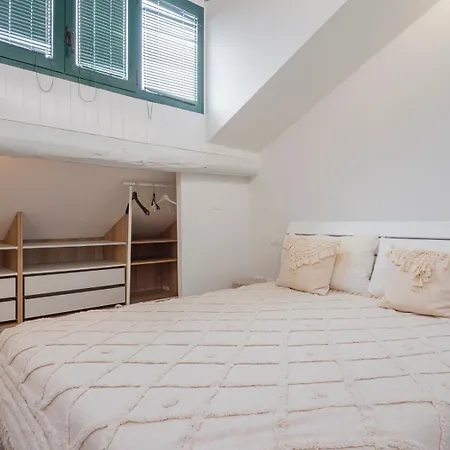 I Host - Jenner 14 Apartment