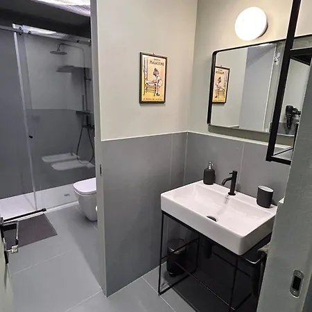 דירה Tree House - Stylish Loft In The Heart Of *