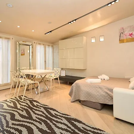 Luxury House - 2 Minutes Walk From Station Appartement