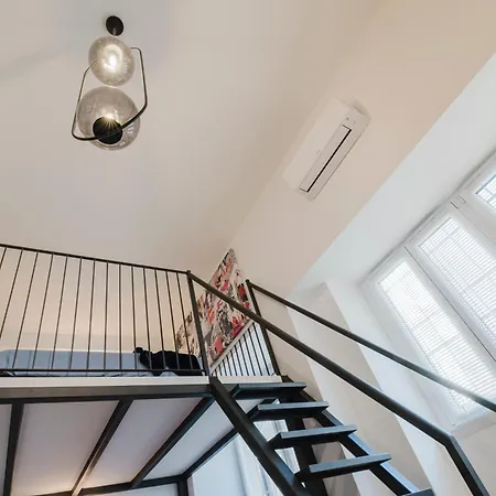 Casa In Palazzo Liberty - E Ben Collegato *