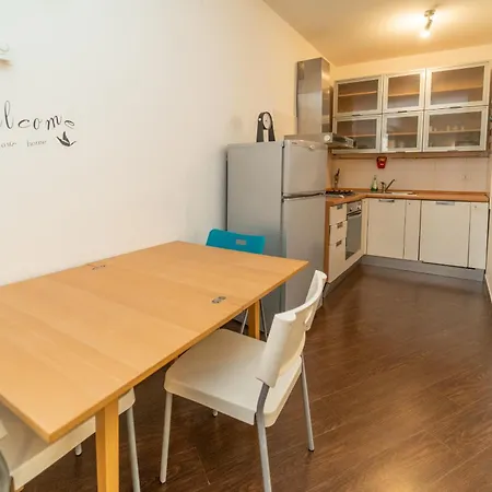 Easy Italy Prada * ميلان