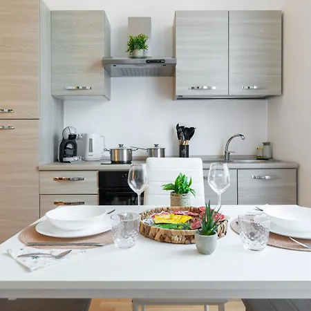 Casa 500 Family & Friends - M3 10 Minutes To Duomo * ميلان