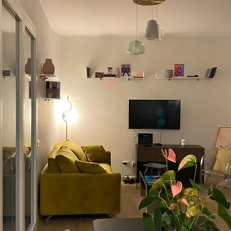 Moderno Bilocale Con Ampio Balcone Milão