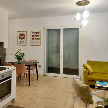 Apartamento Moderno Bilocale Con Ampio Balcone Milão