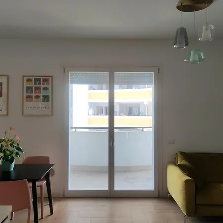 Apartamento Moderno Bilocale Con Ampio Balcone Milão