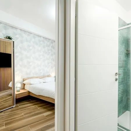 Comfort & Design Minutes Away From The Centre *