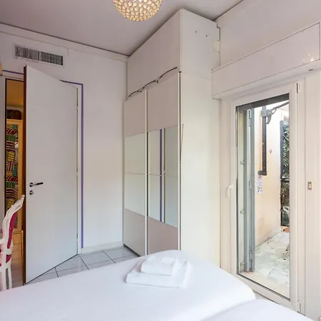 Дом отдыха Stylish 8-bed Near Duomo Ideal For Groups Families With Terrace Garden Parking Милан