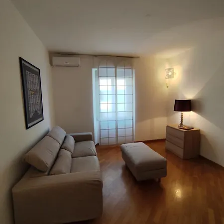 Costanza In Giallo Apartman