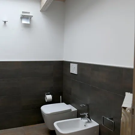 Dingo's House - 5 Minutes From M3 *