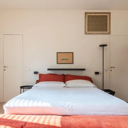 Spacious And Bright In The Center Milano