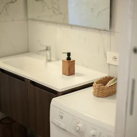 Luxury San Siro Apartment, 5 Min Metro, Balcony & Fast Wifi *