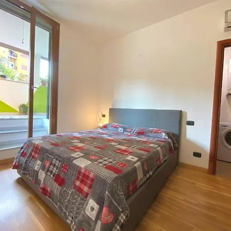 Conte Rosso House V&l, Con Doppia Ampia Terrazza, Vista Coorte Interna, Vicino A Metropolitana M2 Lambrate * Milán