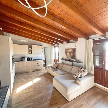 Apartman The Urban Nest 2, Spacious, Wifi And Near The Red Metro