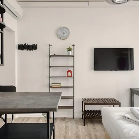 Appartement Joivy Stylish Double Near Metro Station Milaan