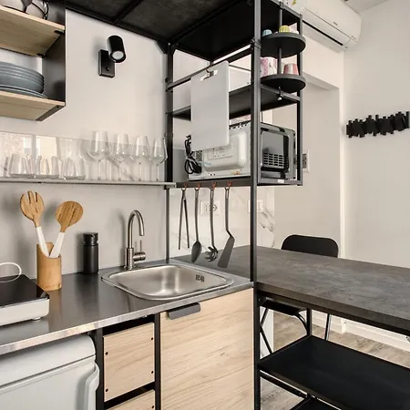 Joivy Stylish Double Near Metro Station Milaan