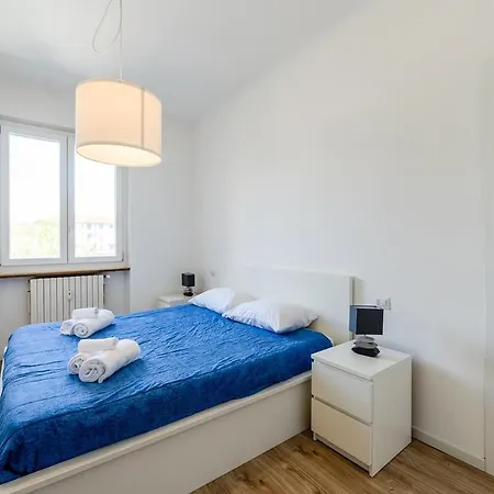 Spacious And Bright In Porta Vittoria Apartment